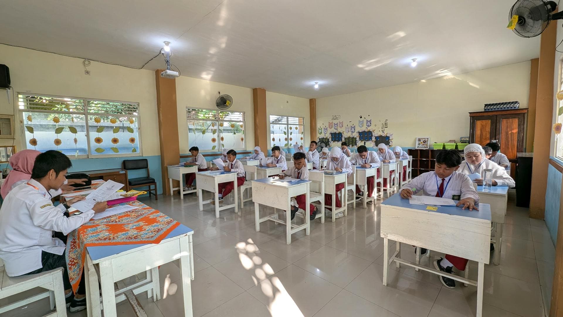 Ekosistem sekolah digital CARDS — siswa, guru, orang tua, dan kantin terhubung dalam satu sistem