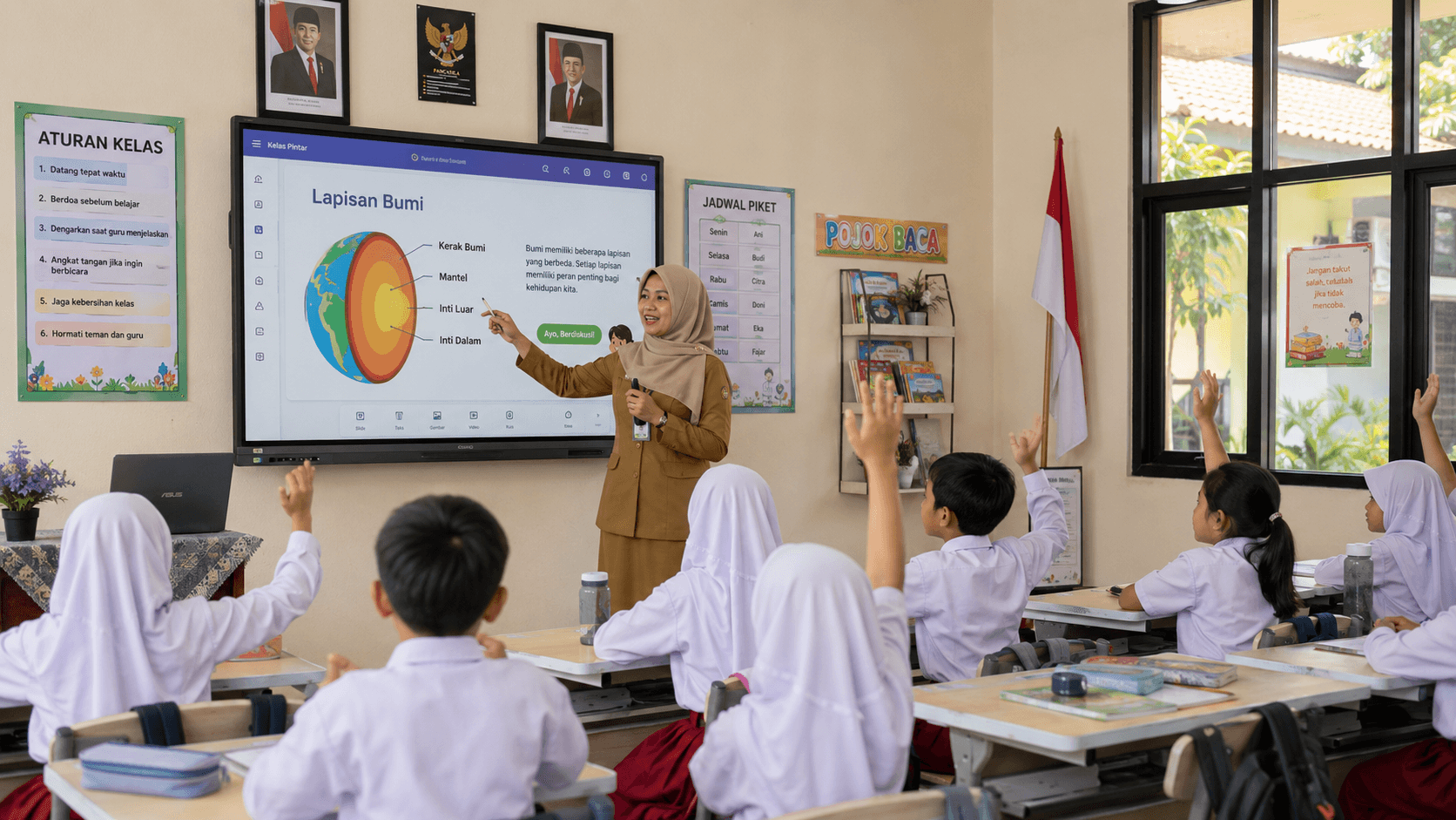 Cara Sekolah Negeri Memanfaatkan Teknologi Smart Board + Sistem Manajemen Terintegrasi